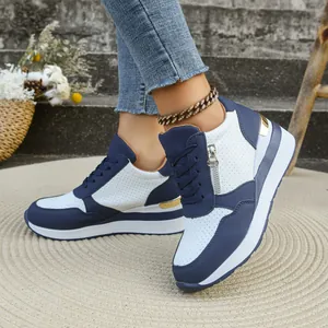 Dettaglio laterale di sneaker con zeppa blu navy da donna con pelle traspirante