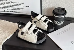 Vue détaillée des sandales pour enfants de style coréen crème avec doubles velcros