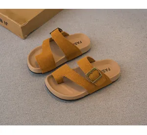 Sandali retrò in camoscio giallo senape per bambina con dettaglio fibbia stile vintage