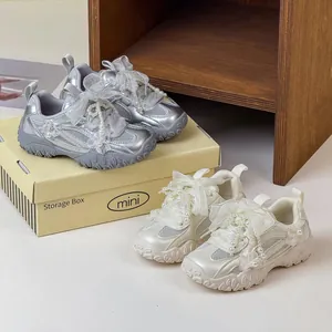 Scarpe sportive per bambine con fiocchi in pizzo e perle in argento e bianco crema
