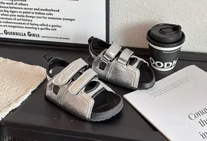Gros plan sur des sandales argentées pour enfants avec doubles sangles velcro réglables