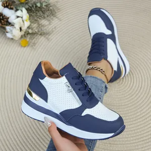 Sneakers platform da donna blu e bianche con zeppa interna e dettagli traforati traspiranti