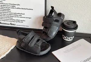 Détail de sandales de plage noires pour enfants avec double brides réglables.