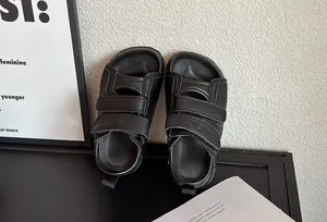 Vue détaillée des sandales noires pour enfants avec sangles velcro élégantes