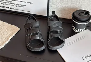 Gros plan détaillé de sandales de plage noires pour enfants avec bandes velcro