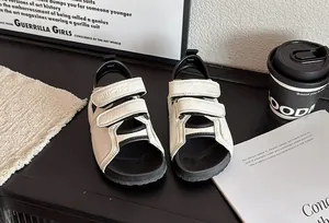Vue détaillée de sandales beiges à bout ouvert pour enfants à la mode.