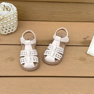 Detalle de sandalias tejidas blancas para niña con suelas suaves antideslizantes