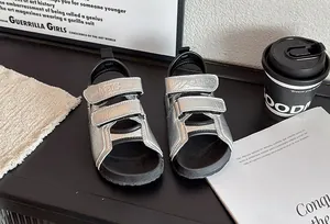 Vue détaillée des sandales argentées pour enfants dotées de doubles brides velcro