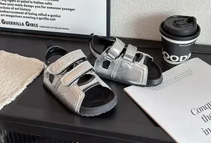 Vue détaillée des sandales argentées pour enfants avec texture métallique et velcro