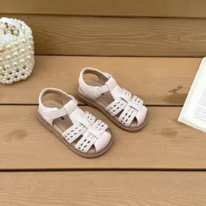Detalle de sandalias tejidas blancas para niña con suelas suaves y antideslizantes
