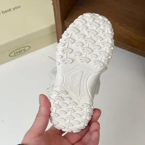 Dettaglio della suola in gomma antiscivolo bianca per scarpe da bambino