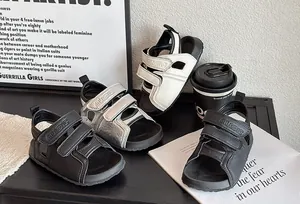 Sandales de plage élégantes et ouvertes pour enfants en noir, argent et blanc pour l'été.
