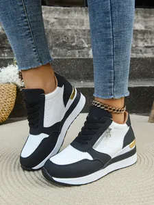 Vista dettagliata delle sneakers platform traspiranti bianche e nere da donna con cerniera