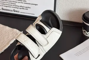 Gros plan de sandales pour enfants noir et blanc avec scratch et texture