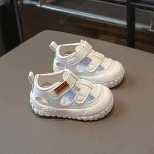 Sandalias de verano blancas para bebés con punta cerrada y suelas antideslizantes