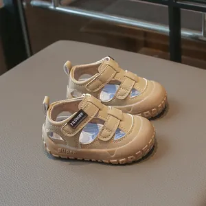 Sandalias de verano beige para bebés con punta cerrada y suela blanda antideslizante