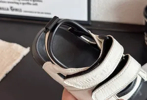 Gros plan détaillé sur les sandales de plage pour enfants avec attaches velcro réglables