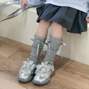 Scarpe sportive argento per bambine con eleganti dettagli in perle e fiocchi stile principessa.