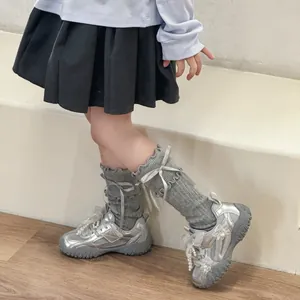 Eleganti sneakers argento per bambina con perle raffinate e fiocchi di pizzo