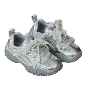 Elegantissime sneakers argento per bambine con perle e fiocchi in stile principessa.