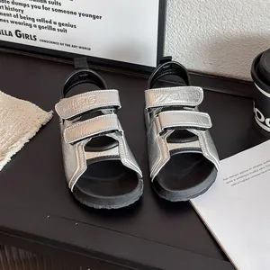 Eleganti sandali da spiaggia argentati per bambini con velcro e punta aperta estiva