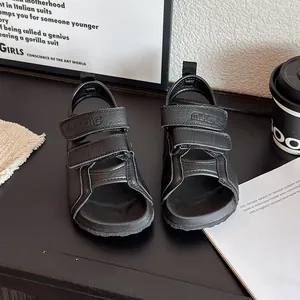Eleganti sandali da spiaggia neri per bambini con cinturini regolabili in velcro