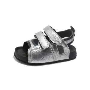 Metallisch silberne Kinder-Sandalen mit verstellbaren Doppelriemen
