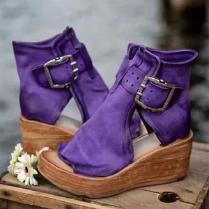 Detaillierte Ansicht der violetten Wildleder-Keilsandalen mit Metallschnalle und Holzsohle