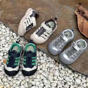 Variedad de zapatillas deportivas de malla para niños con puntera de protección