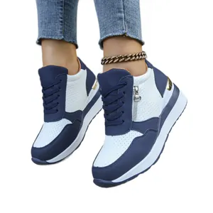 Sneaker con zeppa da donna con pannelli bianchi traspiranti e dettagli blu navy.