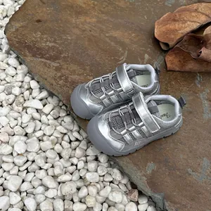 Zapatillas infantiles de malla plateada transpirable con puntera anti-colisión duradera