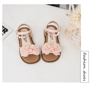 Modische Sommersandalen für Mädchen mit rosa Schleife und zarten Perlenapplikationen