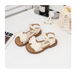 Elegante cremefarbene Sandalen für Kleinkinder mit dekorativer Perlschleife und Riemchen