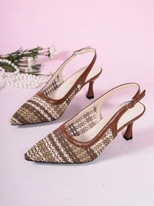 Primer plano de tacones slingback retro tejidos con punta afilada en marrón y beige