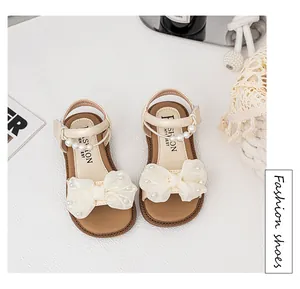 Detailansicht von Sandalen für Kleinkinder mit eleganten Netzschleifen und Perlenakzenten