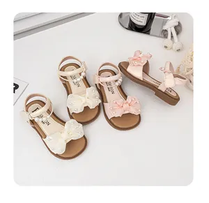 Niedliche Kleinkind Mädchen Sommersandalen mit Perlenbogen und Knöchelriemen.