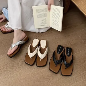 Tongs Fashion à Semelle Épaisse pour Femmes Bout Carré Cuir Synthétique Sandales d'Été Plateforme Antidérapantes Chaussures Décontractées
