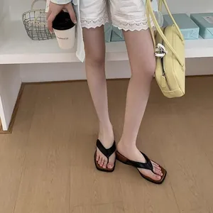 Les élégantes tongs noires pour femmes avec semelles compensées très confortables