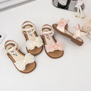 Modische Prinzessinnen-Sandalen mit Schleifen und Perlen für Mädchen in Creme/Rosa.
