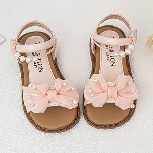 Elegante rosa Mädchen-Sandalen mit großer Perlen-Schleife und Perlen-Knöchelriemen für den Sommer
