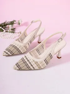 Vista detallada del patrón tejido retro en zapatos de tacón destalonados crema