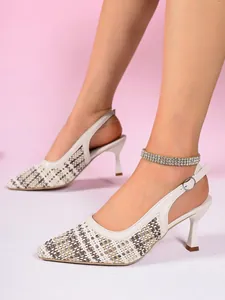 Vista detallada de zapatos destalonados tejidos con punta fina usados por una modelo