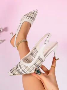 Detalle de zapatos de tacón tipo slingback con diseño trenzado y elegante punta afilada