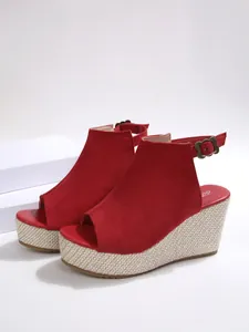 Rote Wildleder-Sandalen mit geflochtenem Keilabsatz und Blumenschnalle