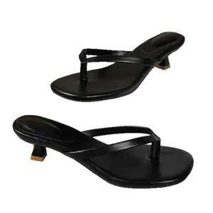 Sandales à entredoigt noires élégantes pour femmes avec petit talon et bout carré tendance.
