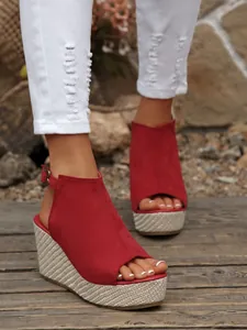 Elegante rote Keilsandaletten aus Wildleder mit hohem geflochtenem Plateau und Schnalle
