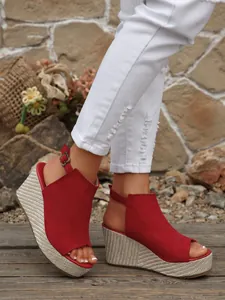 Elegante rote Keilsandaletten mit Peep-Toe, geflochtener Sohle und Knöchelriemen