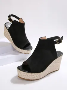 Detaillierte Ansicht schwarzer Wildledersandalen mit gewebtem Espadrille-Keilabsatz