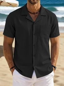 Gros plan d'une chemise vintage en lin noir pour hommes sur une plage ensoleillée.