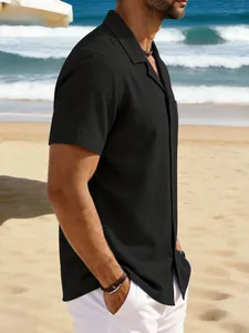 Vue latérale détaillée d'une chemise décontractée noire en coton et lin pour homme.